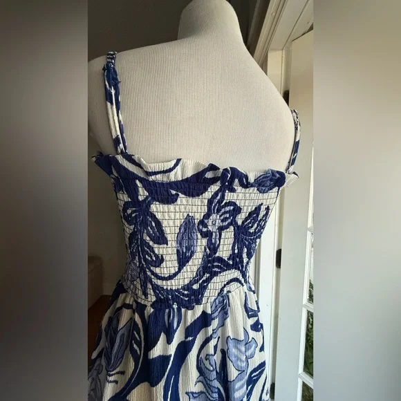 Blue and White smocked floral dress in Medium. Worn once. Perfect for Greece! 🇬🇷 - Picture 13 of 13